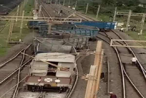 छत्तीसगढ़ में डिरेल हुई मालगाड़ी, बोगियां पटरी से उतरी, आउटर में रोकी गई यात्री ट्रेनें