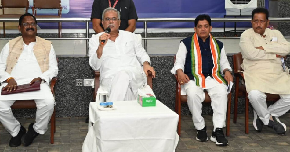  मुख्यमंत्री बघेल से छत्तीसगढ़ सर्व आदिवासी समाज के प्रतिनिधिमंडल ने की मुलाकात, जातियों को अनुसूचित जनजातियों में शामिल किए जाने पर जताया आभार