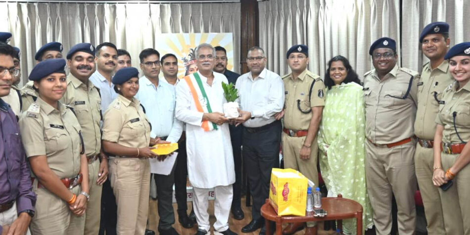 RAIPUR NEWS: मुख्यमंत्री बघेल से छत्तीसगढ़ स्टेट पुलिस ऑफिसर्स एसोसिएशन के सदस्यों ने की मुलाकात, शासकीय कर्मियों के हित में की गई घोषणाओं के लिए जताया आभार