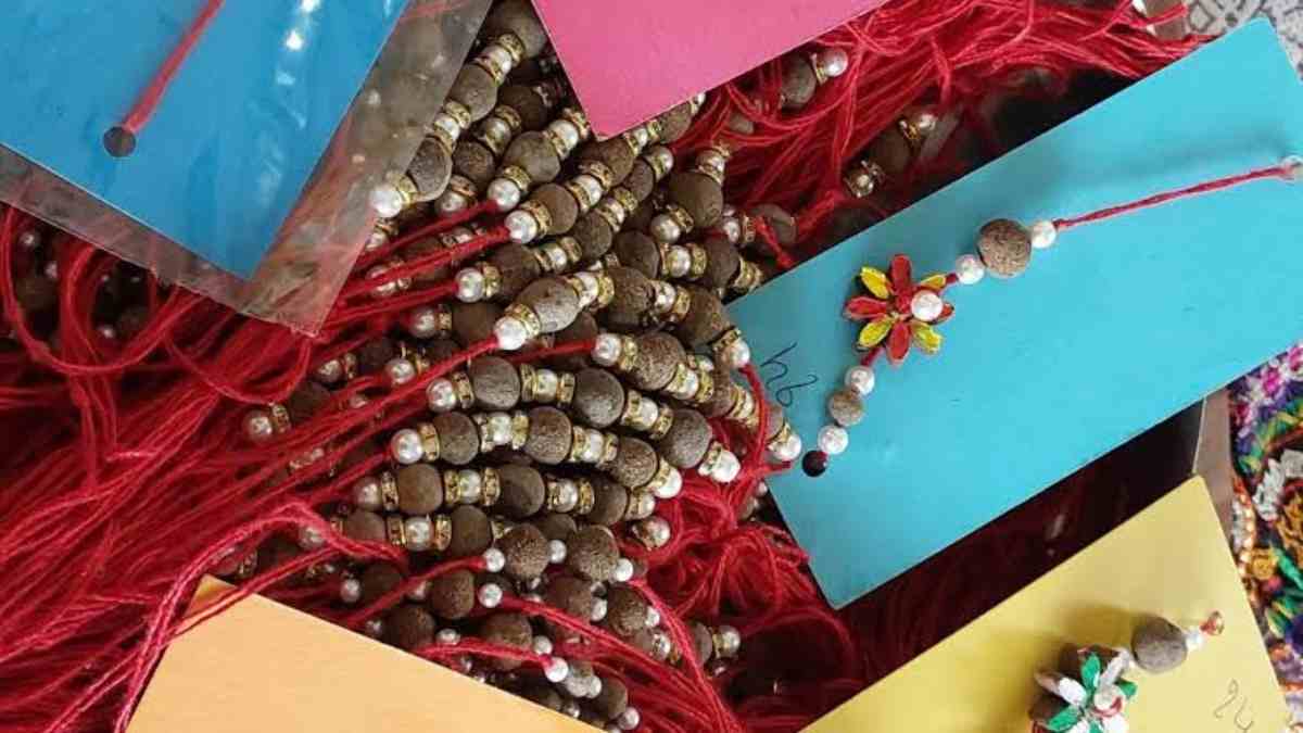 गोठान में बन रही गोबर की राखियां...छत्तीसगढ़ समेत कई राज्यों से आई डिमांड, जानिए क्या है खासियत..!!