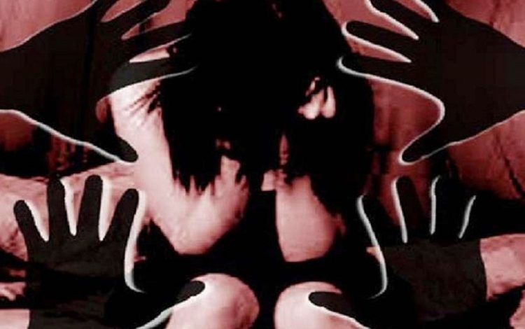 स्कूल जा रही छात्रा से छेड़खानी...लोगों ने आरोपी की पिटाई कर पुलिस को सौंपा, जानिए पूरा मामला&hellip;!!