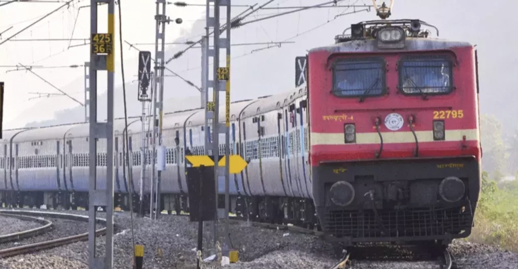 यात्रीगण कृपया ध्यान दें! रायपुर से गुजरने वाली 7 ट्रेनें कैंसिल, देखें सूची