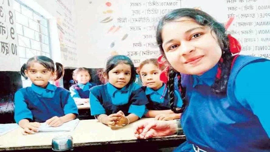 स्कूल यूनिफार्म में आने वाली इस महिला टीचर की हर कोई कर रहे हैं तारीफ