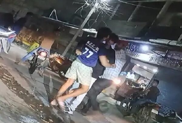 राजधानी में फिर हुई चाकूबाजी...बीच सड़क आरोपी ने युवक पर किया चाकू से हमला..!!