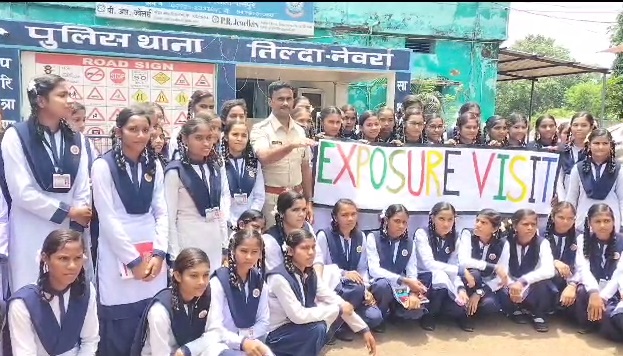 NGO ने 70 स्कूली छात्राओं को नेवरा थाना का कराया शैक्षणिक भ्रमण, विद्यार्थियों ने जानी पुलिस की कार्यप्रणाली