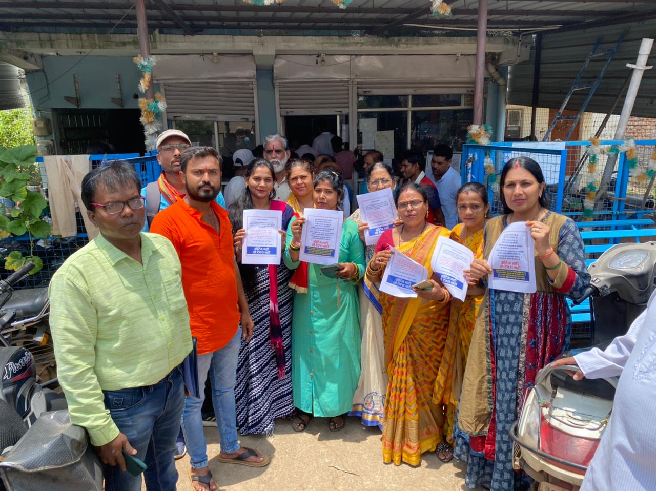 हाउसिंग बोर्ड कॉलोनी में  गोपनीय तरीके से हो रहे चुनाव का लोगों ने किया विरोध