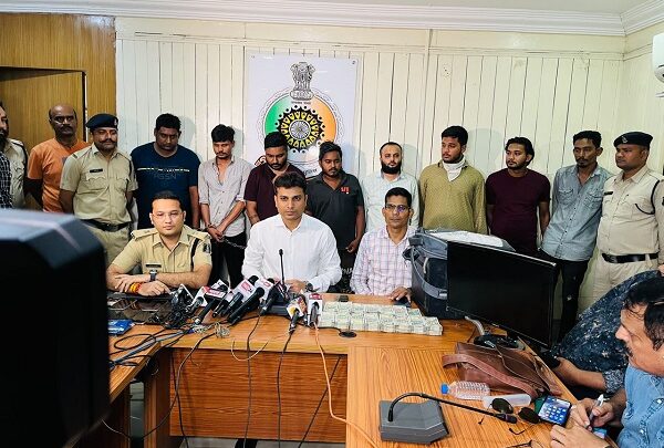 बैंकों में खाता खोलकर फर्जी तरीके से करोड़ो रूपयों का लेन-देन करने वाले 8 आरोपी गिरफ्तार