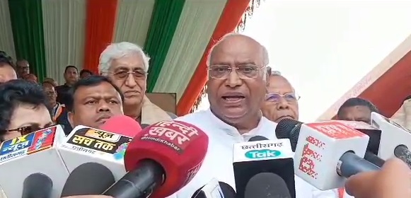  अहंकार में डूबे प्रधानमंत्री मोदी को जनता सिखाएगी सबक : खड़गे