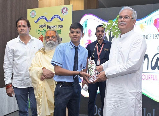 मुख्यमंत्री ने किया बच्चों को पौधा वितरण