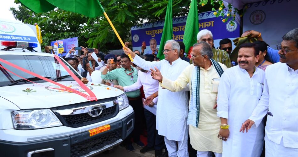 मुख्यमंत्री ने 50 मोबाइल पशु चिकित्सा इकाई को हरी झण्डी दिखाकर किया रवाना