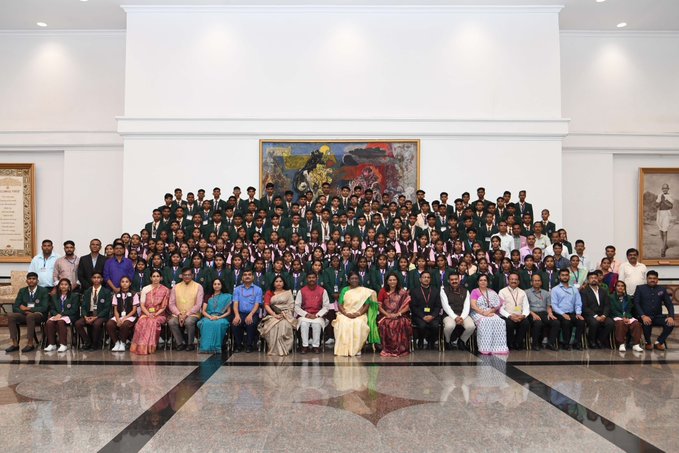 छत्तीसगढ़ के स्टूडेंट ने राष्ट्रपति द्रौपदी मुर्मू से की मुलाकात, इन विषयों पर जानें विद्यार्थियों के विचार