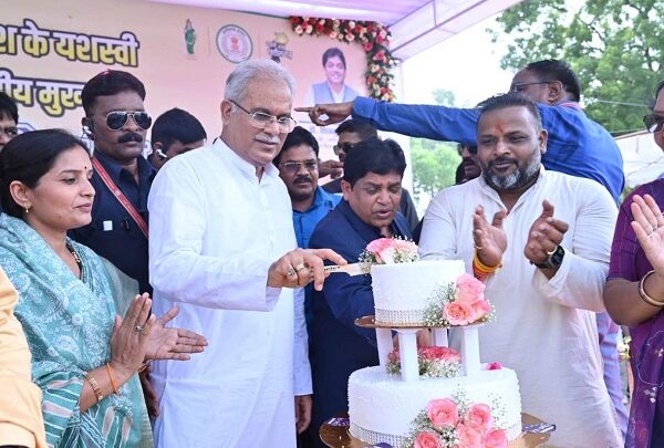 मुख्यमंत्री भूपेश बघेल ने जन्मदिवस पर श्रमवीरों को दी सौगात, श्रमिक आवास सहायता योजना की बढ़ाई राशि