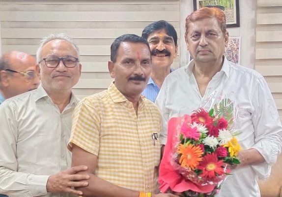 मंत्री अकबर के जन्मदिन पर बधाई देने उमड़ा जनसैलाब