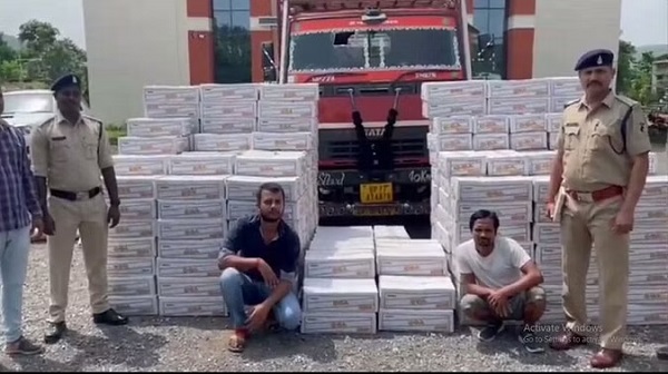 छत्तीसगढ़ में लाखों रुपए के अवैध शराब के साथ दो तस्कर गिरफ्तार