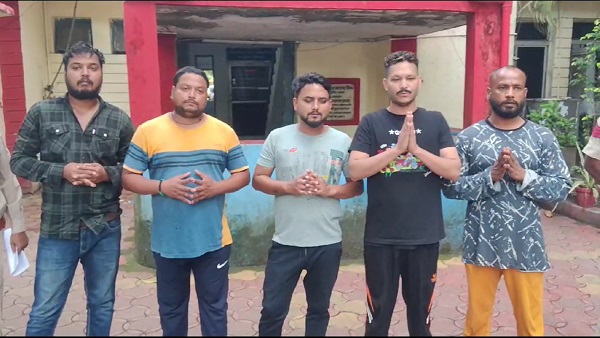 तलवार से बर्थडे केक काटना पड़ा महंगा, वीडियो वायरल होने पर 5 आरोपी गिरफ्तार