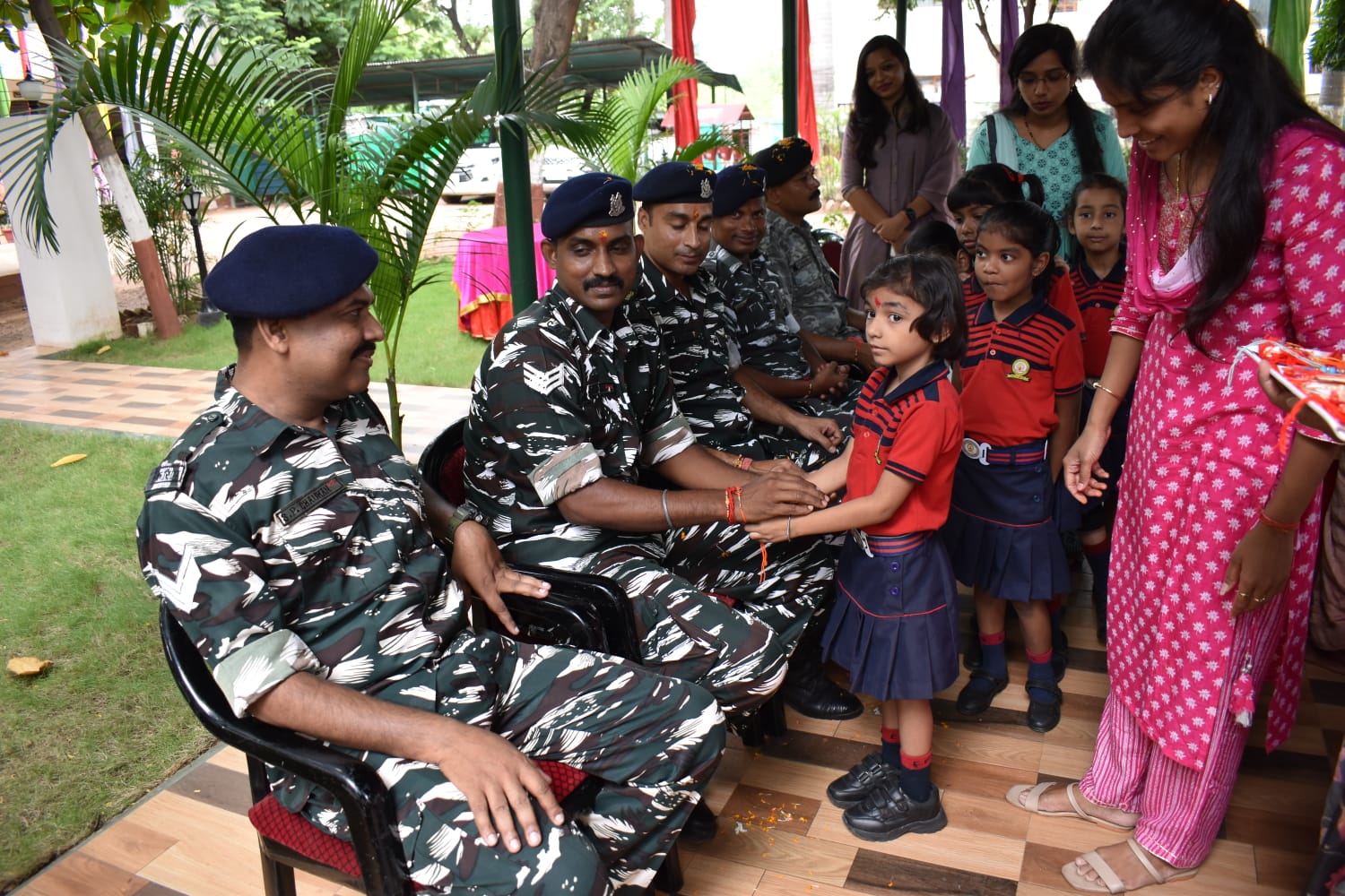 सीआरपीएफ के जवानों ने हर्षोल्लास के साथ मनाया रक्षाबंधन पर्व, सीपीएस किड्स एकेडमी के विद्यार्थियों और शिक्षकों ने बांधा जवानों की कलाइयों में रक्षा सूत्र