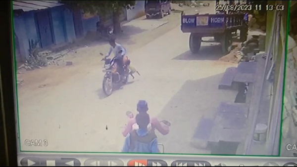 दिल दहला देगा ये VIDEO&hellip;, बाइक सवार ने 4 साल के मासूम को 1 किमी तक घसीटा