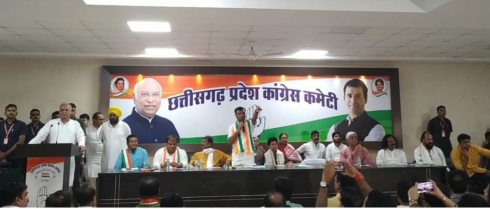 सिंगल नाम से उम्मीदवारों के पैनल भेजने वाले जिलाध्यक्षों को सीएम बघेल ने लिया आड़े हाथ : कहा-दबाव में आकर किया है तो इन पर कार्रवाई करें