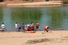 यात्रियों से भरी नाव इन्द्रावती नदी में पलटी, 7 लोग डूबे