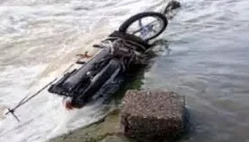 बड़ा हादसा-एनीकट पार करते बाइक सहित अरपा नदी में बह गया युवक