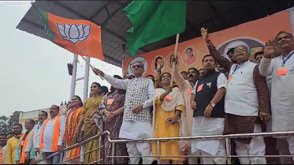 भाजपा की &lsquo;परिवर्तन यात्रा&rsquo; को प्रदेश प्रभारी ओम माथुर ने दिखाई हरी झंडी, पूर्व सीएम समेत कई बड़े नेता रहे मौजूद