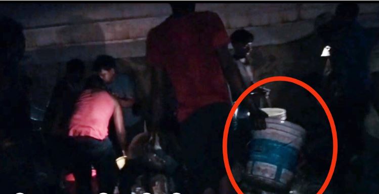 डीजल से भरा टैंकर अनियंत्रित होकर पलटा, लूटने के लिए लगी भीड़