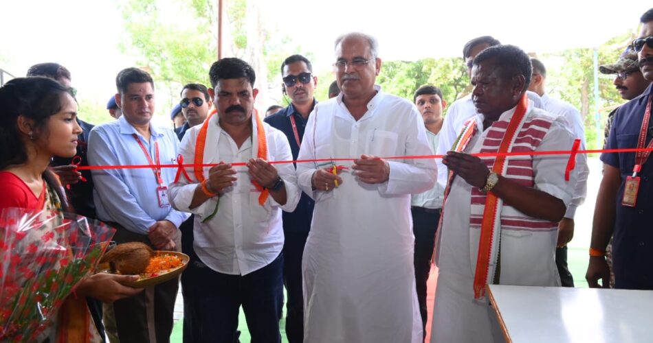 सीएम बघेल ने गारमेंट फैक्ट्री का किया लोकार्पण, उत्पादों की पहली खेप को हरी झंडी दिखाकर किया रवाना
