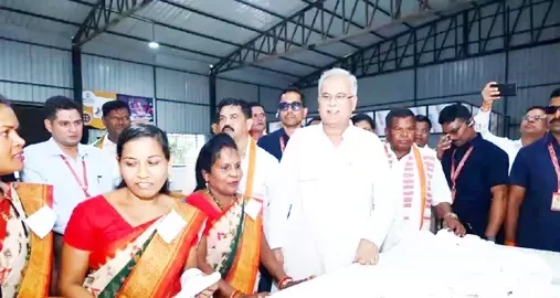 मुख्यमंत्री भूपेश बघेल ने ईटपाल स्थित बीजापुर गारमेंट फैक्ट्री का किया लोकार्पण