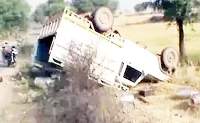 सवारियों से भरी पिकअप पलटी, 20 यात्री घायल, चार गंभीर