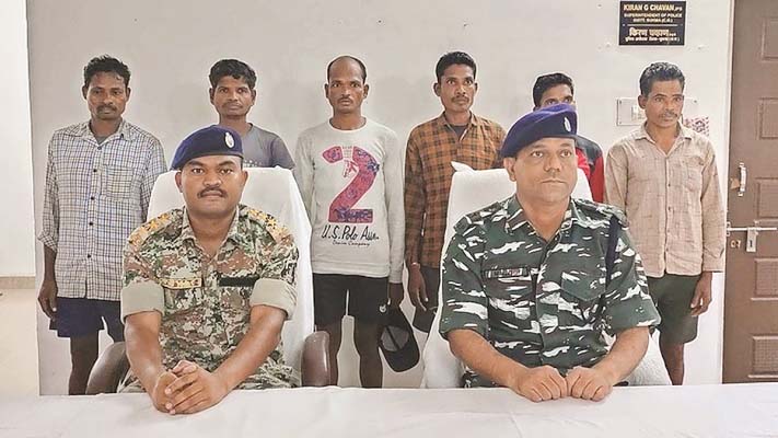 एक लाख के इनामी के साथ छः नक्सलियों ने किया आत्मसमर्पण