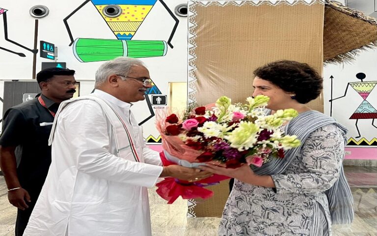 प्रियंका गांधी पहुंची राजधानी, सीएम बघेल ने किया स्वागत