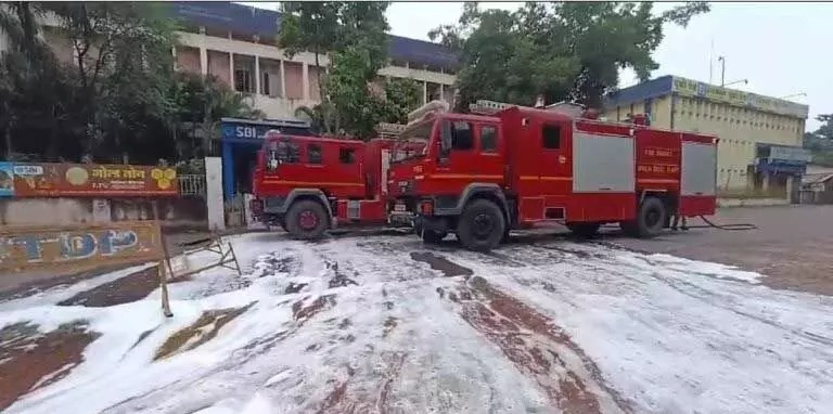 बड़ा हादसा टला : SBI बैंक में शार्ट सर्किट से लगी आग, दमकल की गाड़ियां आग बुझाने में लगी