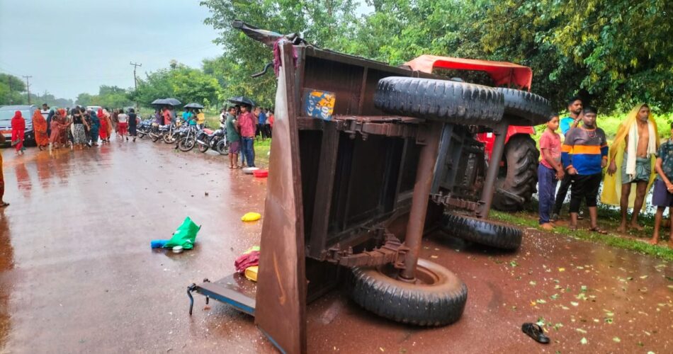 BREAKING : बेमेतरा में दर्दनाक सड़क हादसा : ट्रैक्टर और हाइवा में जबरदस्त भिड़ंत, दो महिलाओं की मौके पर  मौत, दर्जनभर लोग घायल