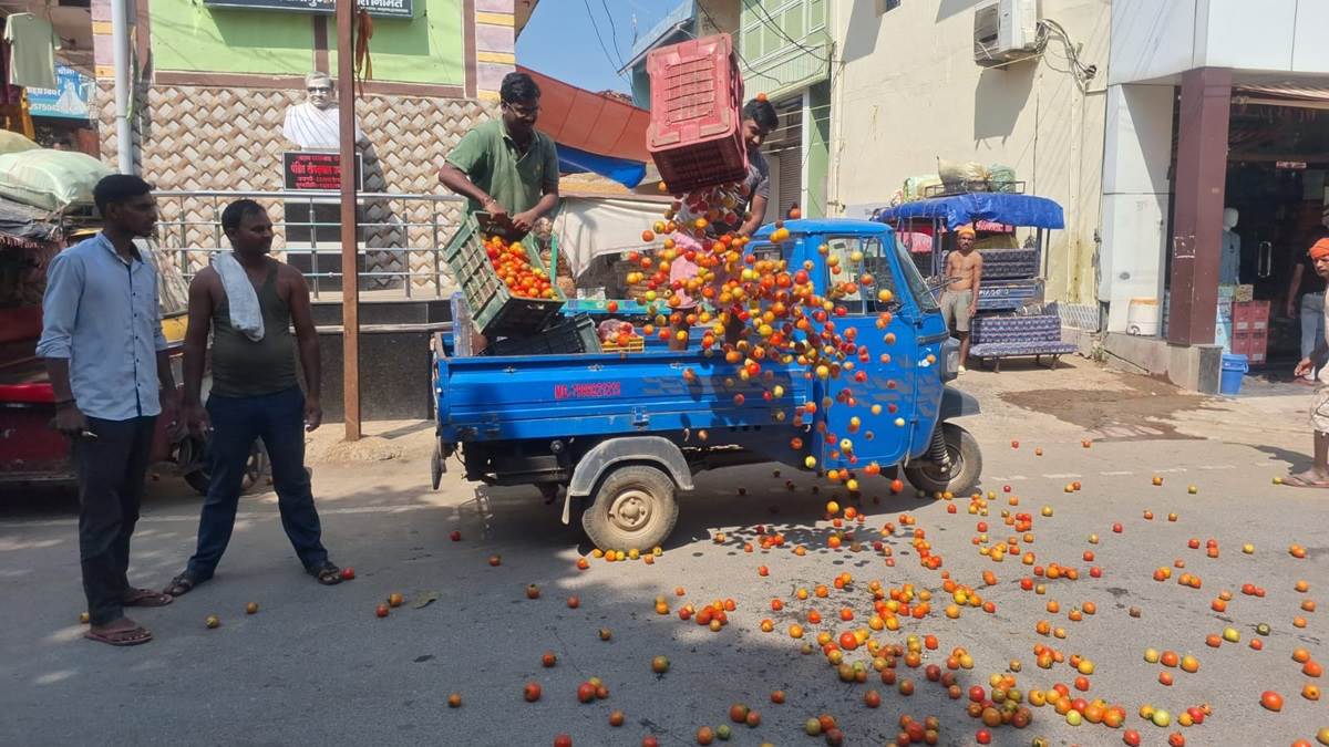 छत्तीसगढ़ : लागत मूल्य नहीं मिलने से हताश किसानों ने सड़क पर फेंक दिया टमाटर