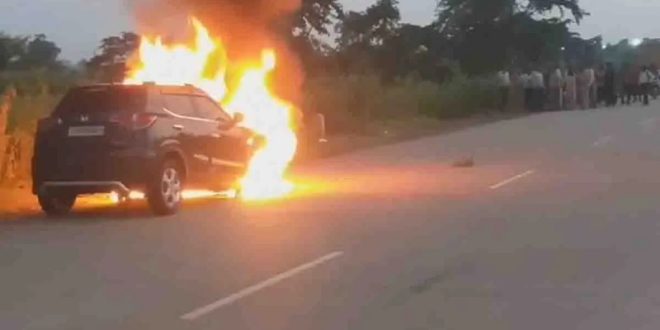 बीच सड़क पर कार में लगी भीषण आग, कार में सवार दो लोगों ने कूदकर बचाई जान