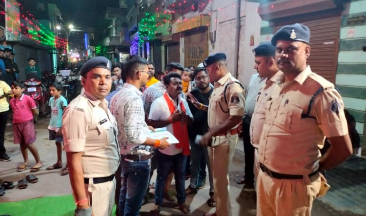 breking /दुर्गा पंडाल में पैदल पेट्रोलिंग पुलिस अधिकारी ने दिए आवश्यक दिशा निर्देश...