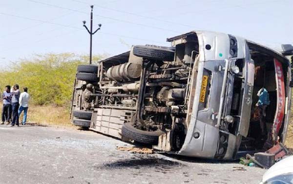  तेज रफ्तार बस बेकाबू होकर पलटी, 14 यात्री घायल, मौके पर मची चीख-पुकार