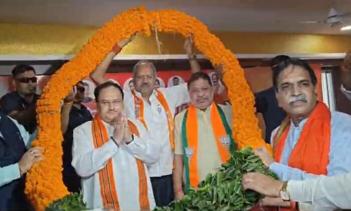 भाजपा कार्यकर्ताओं ने गर्मजोशी के साथ जेपी नड्डा का किया स्वागत, एकात्म परिसर में चल रही बड़ी बैठक