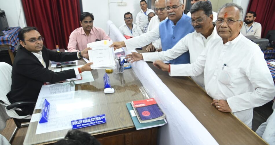 BREAKING : सीएम भूपेश बघेल ने दुर्ग से किया नामांकन दाखिल, देखें तस्वीरें&hellip;