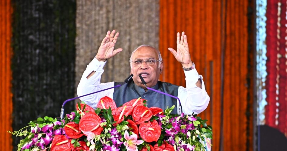 आज छत्तीसगढ़ दौरे पर कांग्रेस के राष्ट्रीय अध्यक्ष मल्लिकार्जुन खरगे, दो चुनावी सभा को करेंगे संबोधित