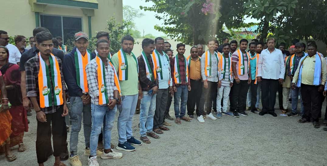 चुनाव से पहले बीजेपी को लगा बड़ा झटका...दो सौ से अधिक भाजपा कार्यकर्ता कांग्रेस में हुए शामिल