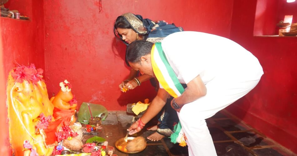 विधानसभा प्रत्याशी बैज सपरिवार सहित हनुमान मंदिर पहुंचकर की पूजा-अर्चना, मतदान केंद्र के लिए हुए रवाना 