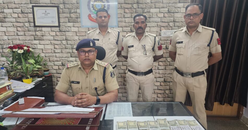 पुलिस को मिली बड़ी सफलता...क्रेटा कार से जब्त किए 8 लाख कैश
