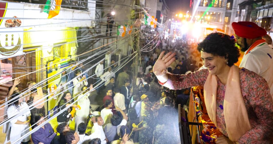 प्रियंका के रोड शो में उमड़ा जनसैलाब....राजधानी की गलियों में प्रियंका गांधी ने किया रोड शो