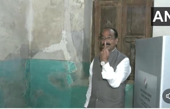  70 सीटों पर आज मतदान: बिलासपुर में भाजपा प्रदेश अध्यक्ष अरुण साव ने डाला वोट