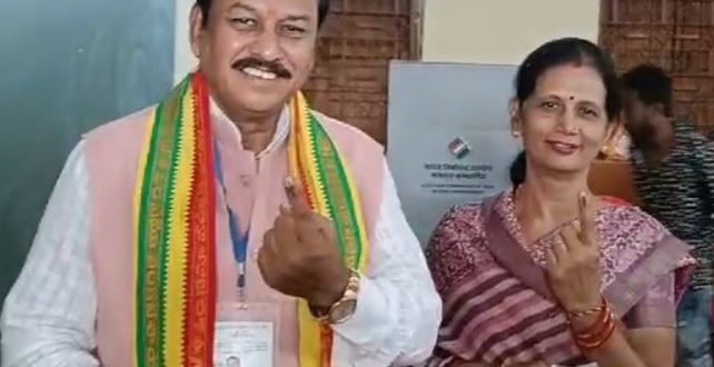 पाटन में सीएम भूपेश बघेल और भाजपा प्रत्याशी विजय बघेल ने किया मतदान