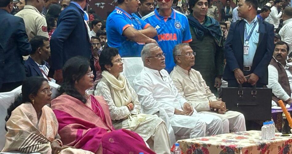 भारत &ndash; ऑस्ट्रेलिया का फाइनल मुकाबला देखने इंडोर स्टेडियम पहुँचे सीएम बघेल, फैंस में भारी उत्साह