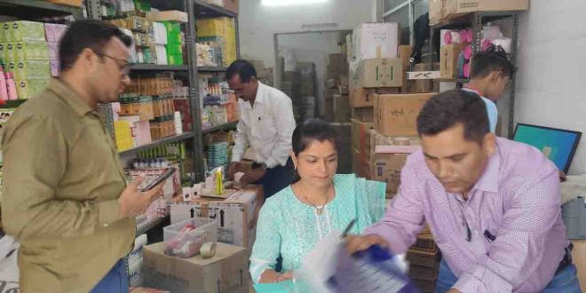 बिना लाइसेंस दवाई बेचने वालों पर औषधि प्रशासन की टीम ने मारा छापा, लाख की दवाइयां जब्त