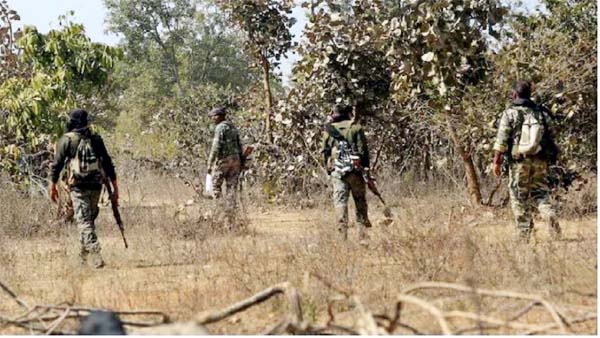 जवानों को टार्गेट करने के लिए नक्सलियों ने फिर लगाई IED, भारी मात्रा में फेंके बेनर और पोस्टर