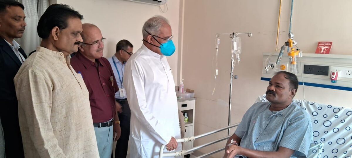 सीएम बघेल ने सुरक्षा प्रभारी प्रफुल्ल ठाकुर का हालचाल जाना